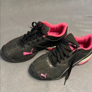 Puma Women's Black and Pink Athletic Sneakers